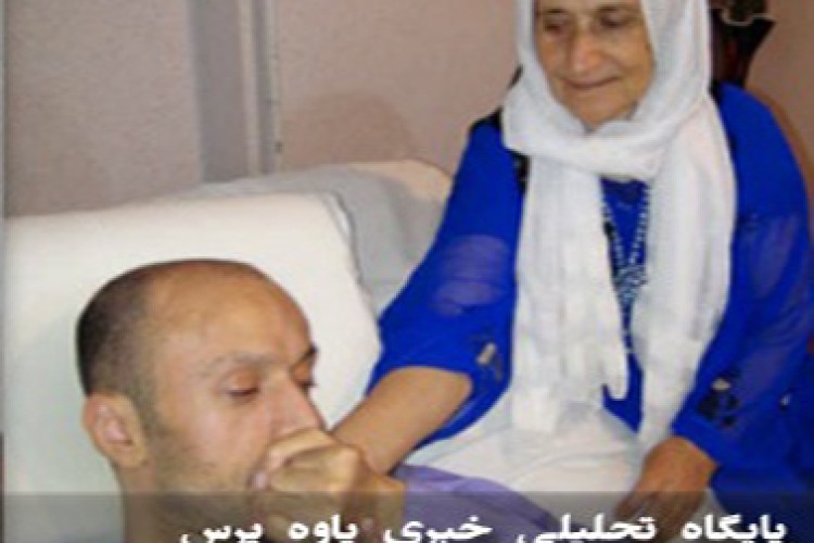 بوسیدن دست مادر، دستی که از بهشت بیرون آمده بود، دستی که دست خدا بود