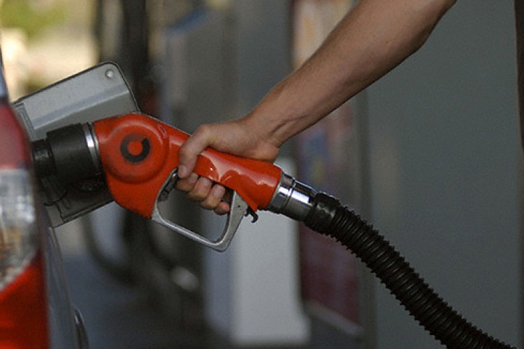 حذف چراغ خاموش سهمیه بنزین 700 تومانی توسط دولت/سهمیه‌های پیشین تا شهریور اعتبار دارد