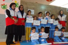 زنجیره انسانی "نه به اعتیاد " توسط کودکان پاوه‌ای تشکیل شد 