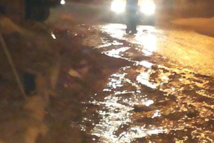 بحران کم آبی وخیابان های سیراب روستاي چورژي/تركيدگي لوله آب شرب اين روستا