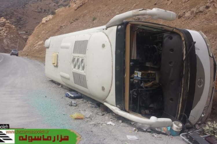 انحراف به چپ يك دستگاه ميني بوس در مسير نودشه 