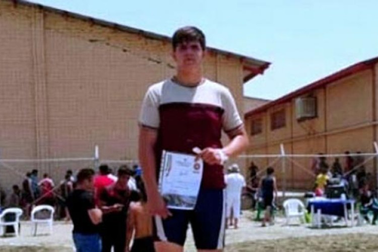 سینا امینی موفق به كسب مدال طلاي مسابقات کشتی ساحلی نوجوانان استان شد