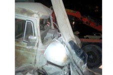 برخورد ماشين سنگين با تير چراغ برق