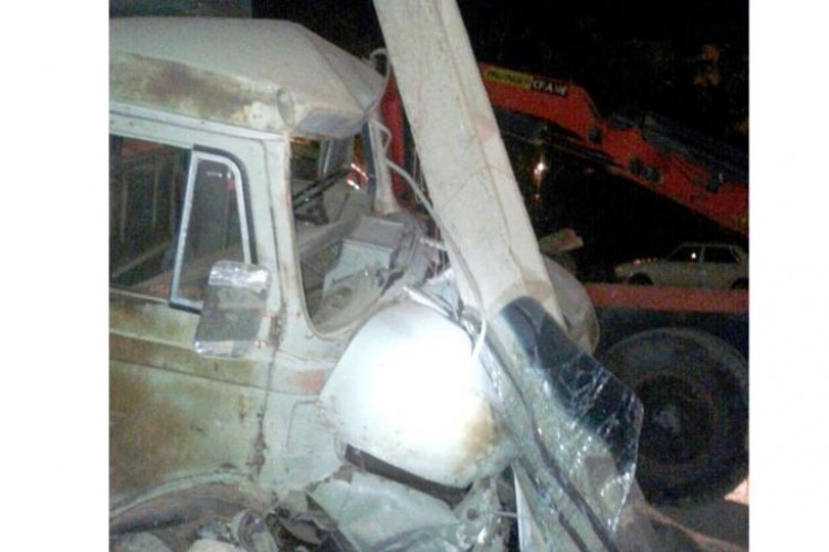برخورد ماشين سنگين با تير چراغ برق