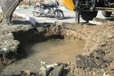 شكستگي لوله و هدرروي آب شرب شهر پاوه در سراب هولي/تعمير اين لوله تا ساعت 8 بعداظهر