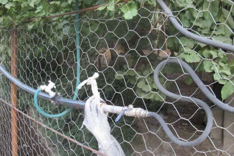 لوله كشي هوايي آب شرب روستاي دوريسان در پي آلودگي آن/لزوم پيگيري سريعتر نسبت به حل اين مشكل+تصاوير