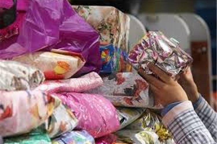 توزيع هدایای غیر نقدی میان دانش آموزان بی بضاعت شهرستان پاوه