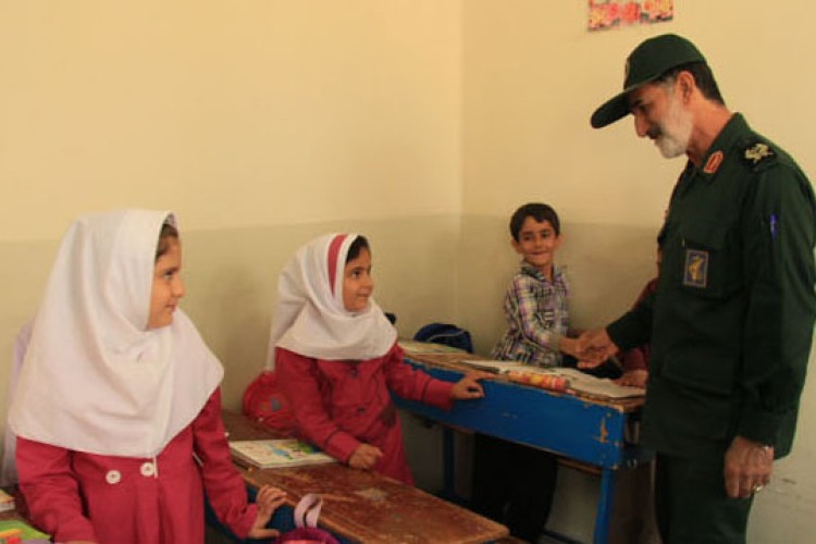 توزیع بسته های آموزشی درمدارس روستایی شهرستان پاوه 