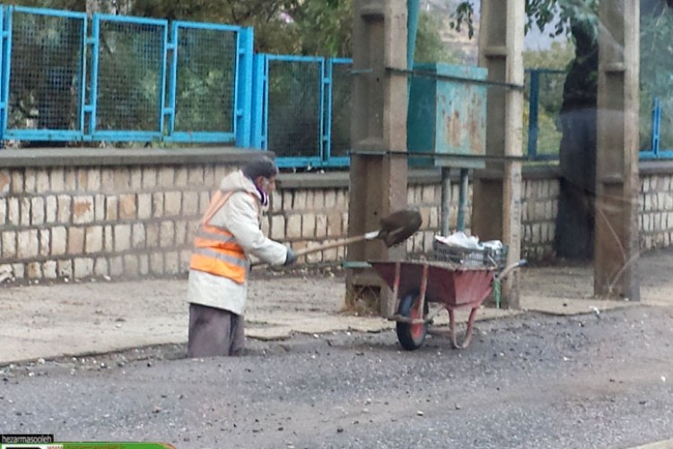 قامت خمیده بلند همتانی که به عشق مردم کمر خود را خم می کنند