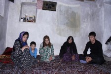 چشمان منتظر خانواده مریوانی برای دیدن پدر/خیرین دستان گرم پدر را به فرزندان برسانند