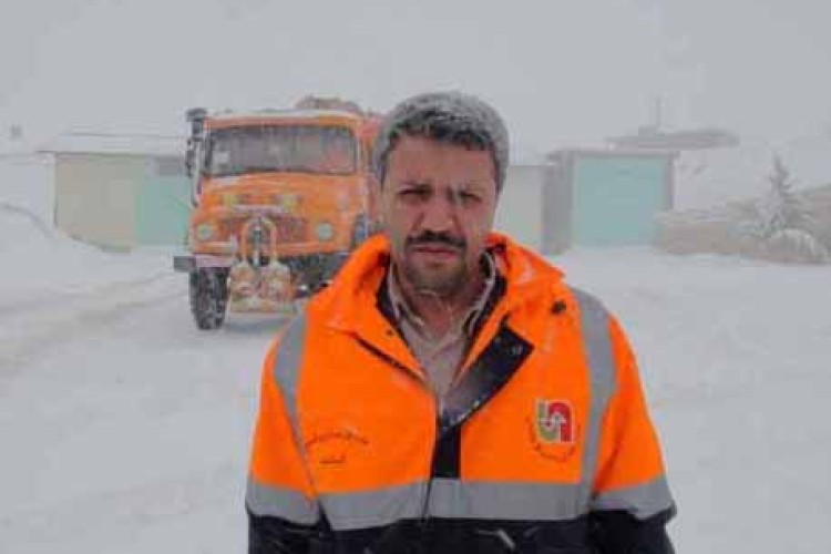 بارش برف راه ارتباطی 35 روستای شهرستان پاوه را بست