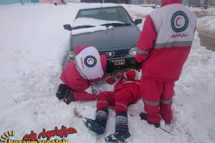  امدادرسانی به 100 خودرو گرفتار در برف+تصاویر