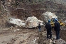 جاده روستاهای هجیج و دودان بر اثر ریزش کوه مسدود شد 