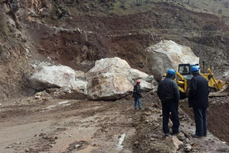 جاده روستاهای هجیج و دودان بر اثر ریزش کوه مسدود شد 