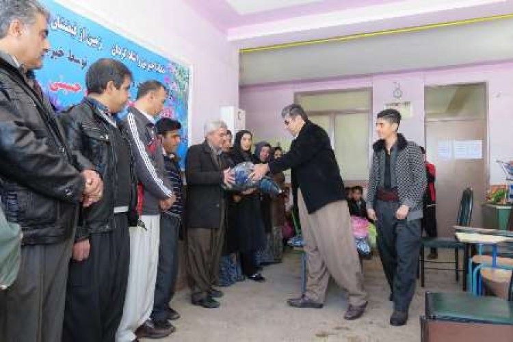 توزیع بیش از 130 میلیون ریال هدایای خیرین در بین دانش آموزان روستای سریاس پاوه