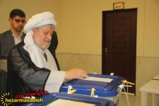 حضور امام جمعه پاوه پای صندوق رأی +تصاویر