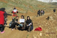 کاشت نهال توسط دانش آموزان دبیرستان هجرت شمشیر