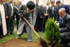 رهبر انقلاب یک اصله نهال کاشتند