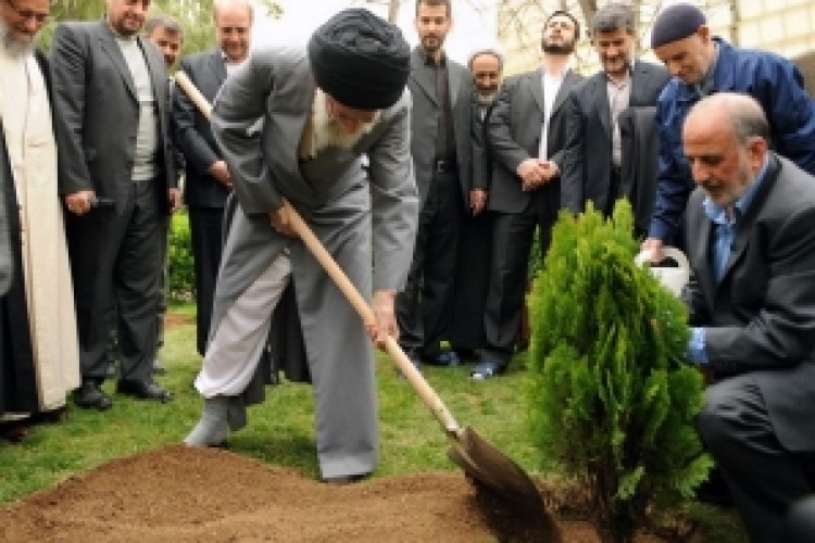 رهبر انقلاب یک اصله نهال کاشتند