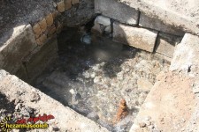 هدر رفت اب در پی شکستگی لوله اصلی آب شرب شهر پاوه در خیابان ارشاد اسلامی/آب گرفتگی چندین مغازه در پایین تر از این خیابان+فیلم