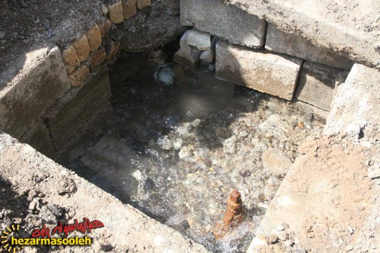 هدر رفت اب در پی شکستگی لوله اصلی آب شرب شهر پاوه در خیابان ارشاد اسلامی/آب گرفتگی چندین مغازه در پایین تر از این خیابان+فیلم