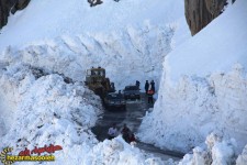 برف روبی مسیر ارتباطی پاوه- مریوان در گردنه تته/تصاویری از ارتفاع 8 متری برف در این گردنه