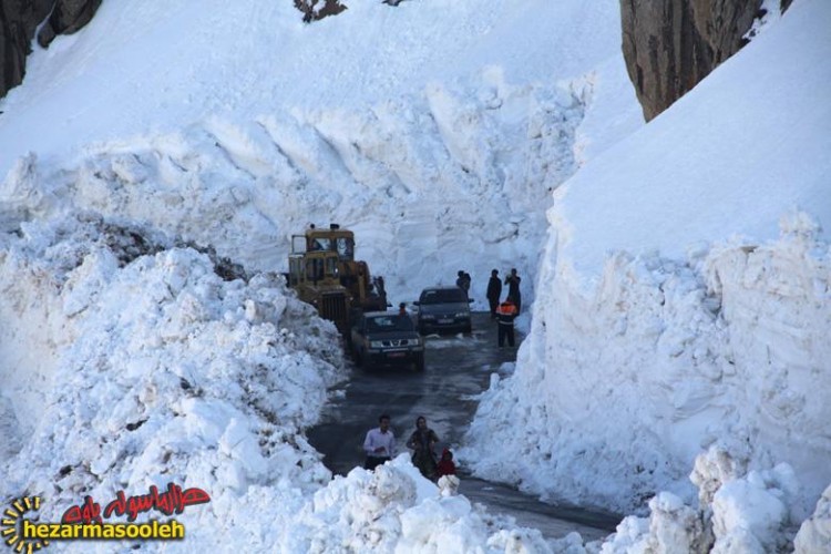 برف روبی مسیر ارتباطی پاوه- مریوان در گردنه تته/تصاویری از ارتفاع 8 متری برف در این گردنه
