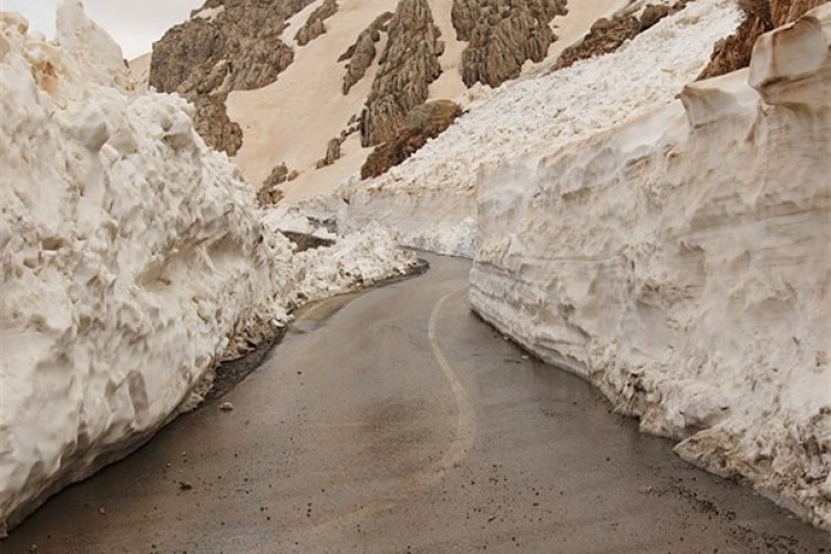 فیلمی از بازگشایی و عبور در تونل برفی گردنه تته 