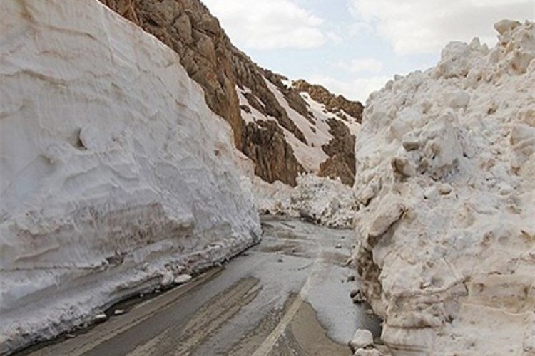 فیلمی از بازگشایی و عبور در تونل برفی گردنه تته 