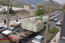 خیابان های کم عرض پاوه با تردد محموله های ترافیکی/وقتی که ماشین های سنگین در اوج ترافیک پاوه، وارد شهر می شوند+تصاویر