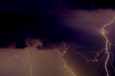 فیلمی از رعد و برق شبانه بر فراز پاوه