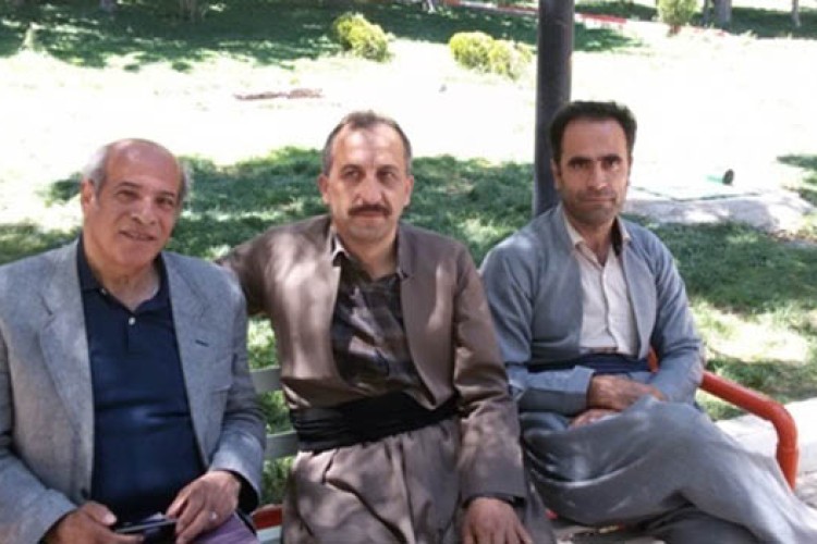 پس از گذشت 42سال دانش آموزان گردمعلم خود جمع شدند