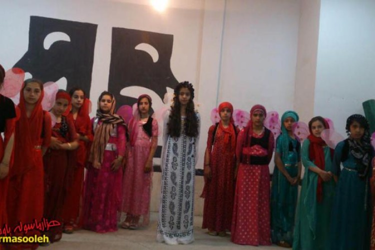 جنگ هنری شبی با خانواده هنرجویان انجمن نمایش پاوه برگزار می شود