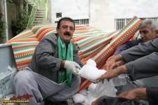 اقدام نیکوی شهروند پاوه ای در ماه مبارک رمضان/توزیع برف برای روزه داران این شهر