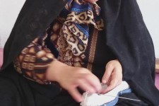 گیوه بافی نمادی از تجلی اقتصادی مقاومتی در پاوه توسط بانوان این شهرستان