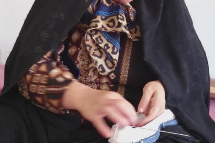 گیوه بافی نمادی از تجلی اقتصادی مقاومتی در پاوه توسط بانوان این شهرستان