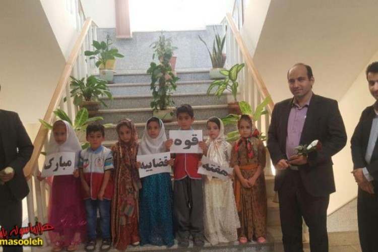 اعضای کانون غنچه های هلال احمر پاوه هفته قوه قضاییه و اصناف را گرامی داشتند