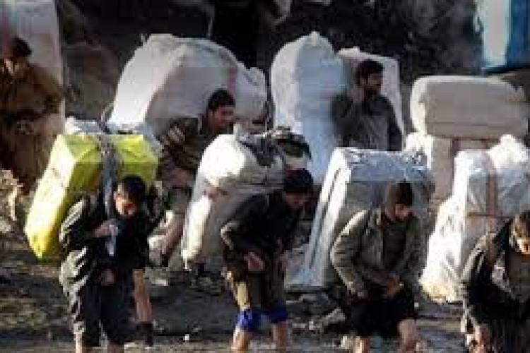 درآمد ناچیز کوله بران در برابر حقوق های نجومی مدیران