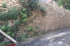 دیواری که می تواند حادثه ساز باشد/نارضایتی اهالی محل از وضعیت موجود