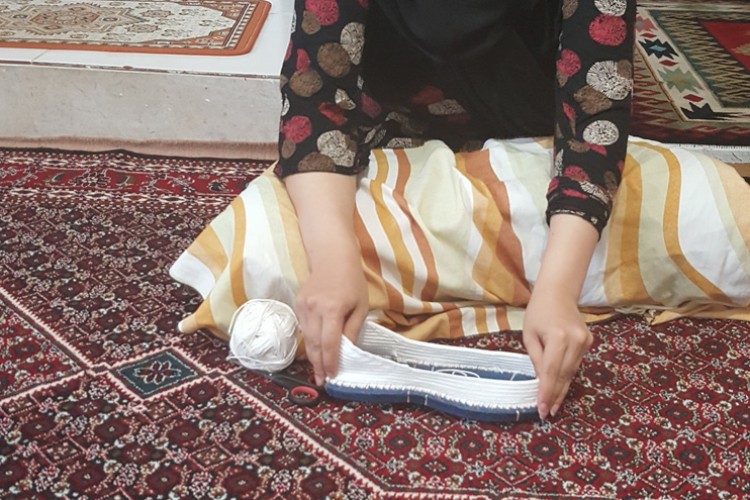 تجلی اقتصاد مقاومتی با تولید صنایع دستی توسط بانوان در پاوه