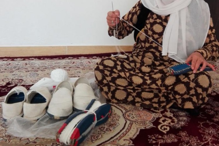 وقتي اقتصاد مقاومتي به احياي صنعت قديمي "گیوه بافي" مي پردازد