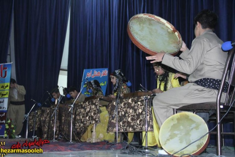 اولین شب جنگ شادی مهر بااستقبال پرشور مردم در پاوه برگزار شد