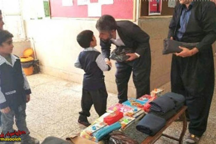 مهرانه موسسه نیکوکاری مهر پاوه به دانش آموزان 