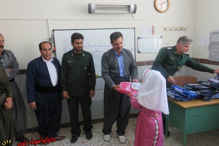 اهدای لوازم‌ مدرسه به دانش‌آموزان بی‌بضاعت منطقه نوسود با همت سپاه ناحیه پاوه