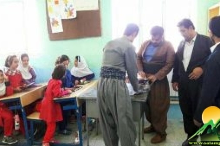 فعالان جامعه دانشجویی روستای دشه فرارسیدن سال تحصیلی جدید را با تقدیم هدایایی به دانش آموزان تبریک گ