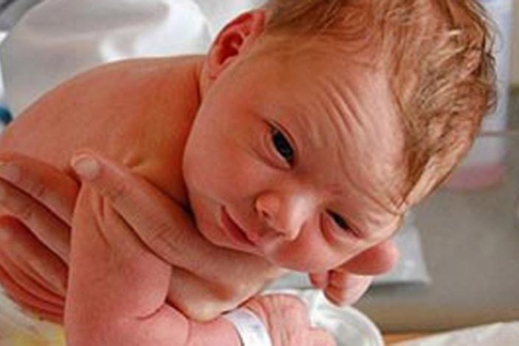 وقتی که بیمارستان پاوه زن باردار را‏ پذیرش نمی کند و نوزاد در راهرو منزل متولد می شود