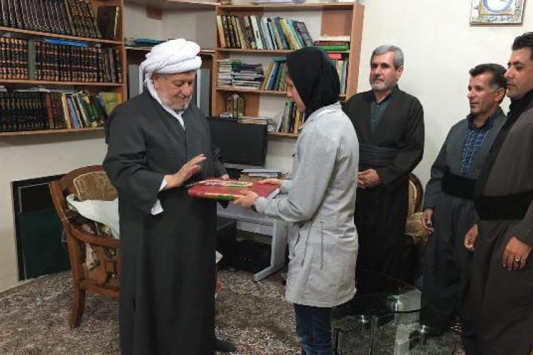 تقدیر امام جمعه پاوه از خانم ژینو رستمی بانوی فوتبالیست تیم استقلال تهران