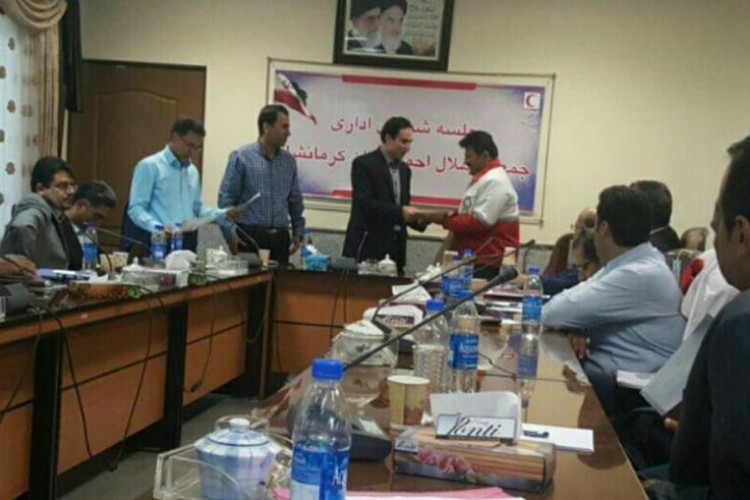 از رئیس و مسئول امداد و نجات هلال احمر شهرستان جوانرود تجلیل به عمل آمد