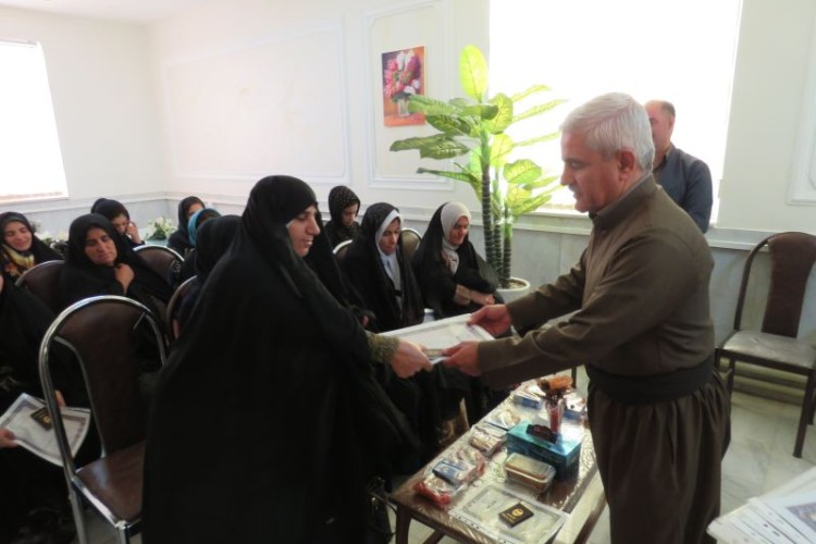 برگزاری آیین تقدیر از سوادآموزان نهضت سوادآموزی تحت پوشش کمیته امداد امام (ره) باینگان/ عکس 