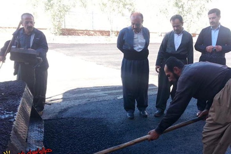 مساعدت شهردار و شورای شهر نوسود جهت مرمت و آسفالت حیاط دبستان حضرت زینب